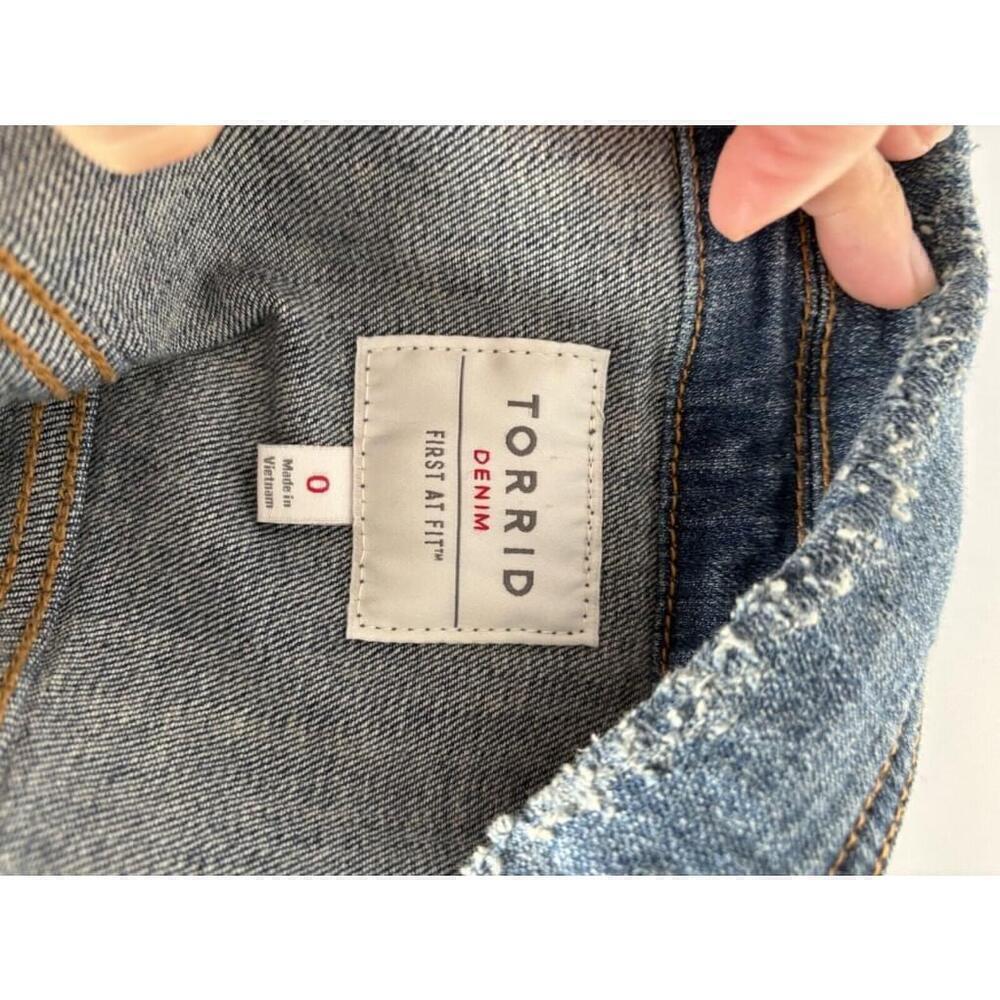 Torrid Distressed Jean Jacket Womens Size 0 Large Denim Medium Wash Button - Picture 11 of 13